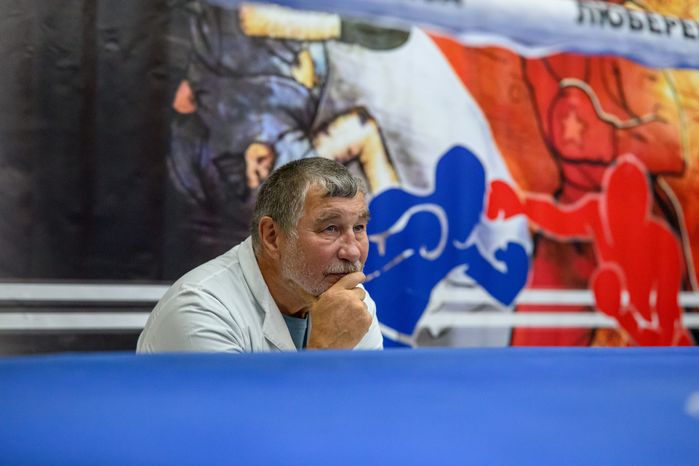 Тренер на соревнованиях по боксу в Люберцах, посвященных разгрому немецко-фашистских войск под Москвой