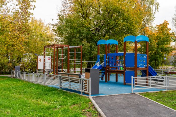 Новая детская площадка на улице Московской в поселке Снегири округа Истра