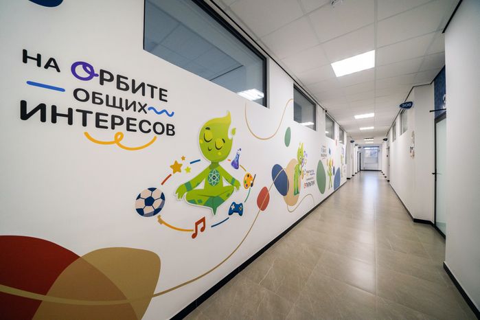 Коридор во втором отделении лицея им. Д.И. Менделеева в Клину после капитального ремонта