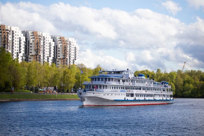 Теплоход на Химкинском водохранилище в Подмосковье