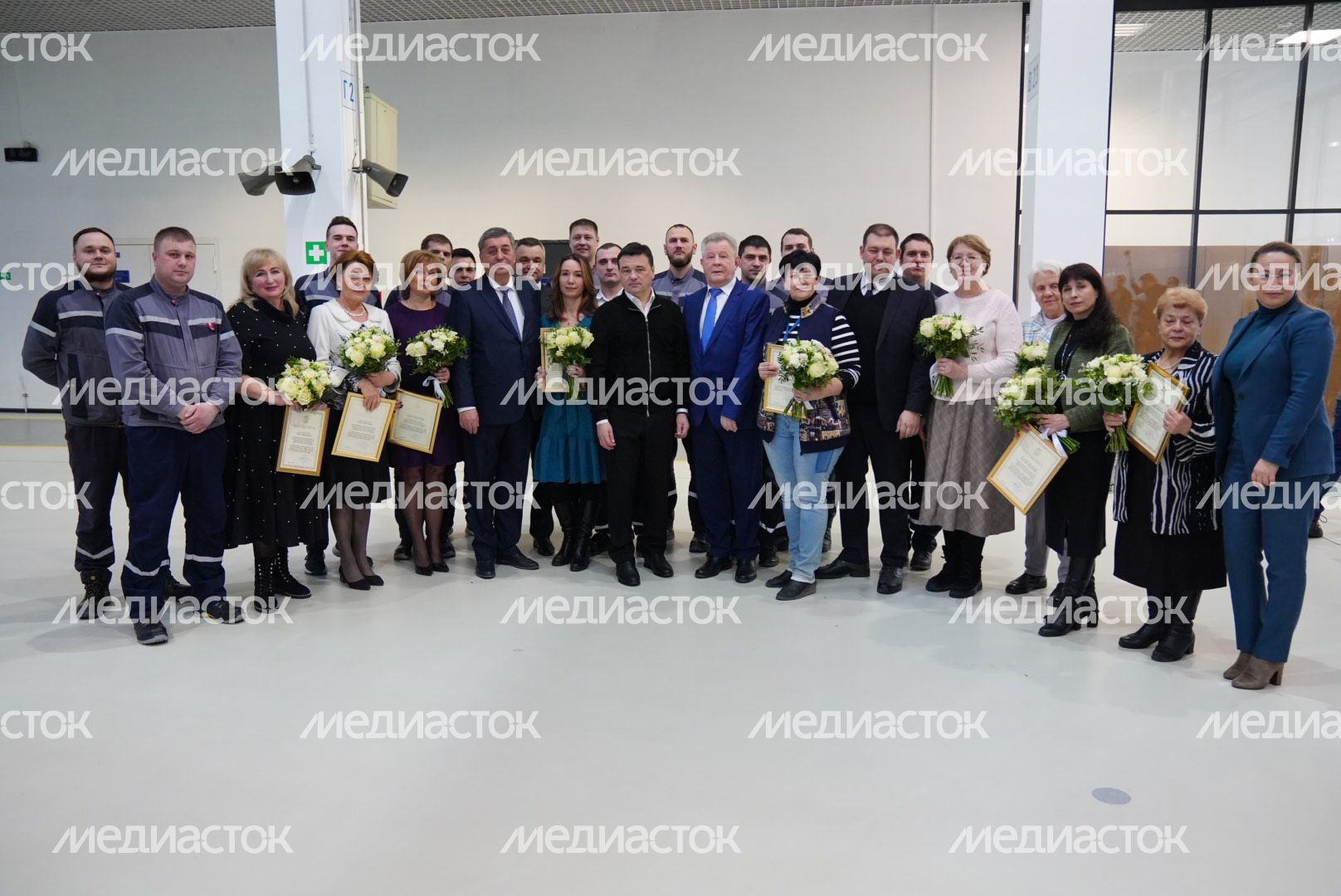 Вручение губернатором цветов сотрудникам НПП «Исток»​​