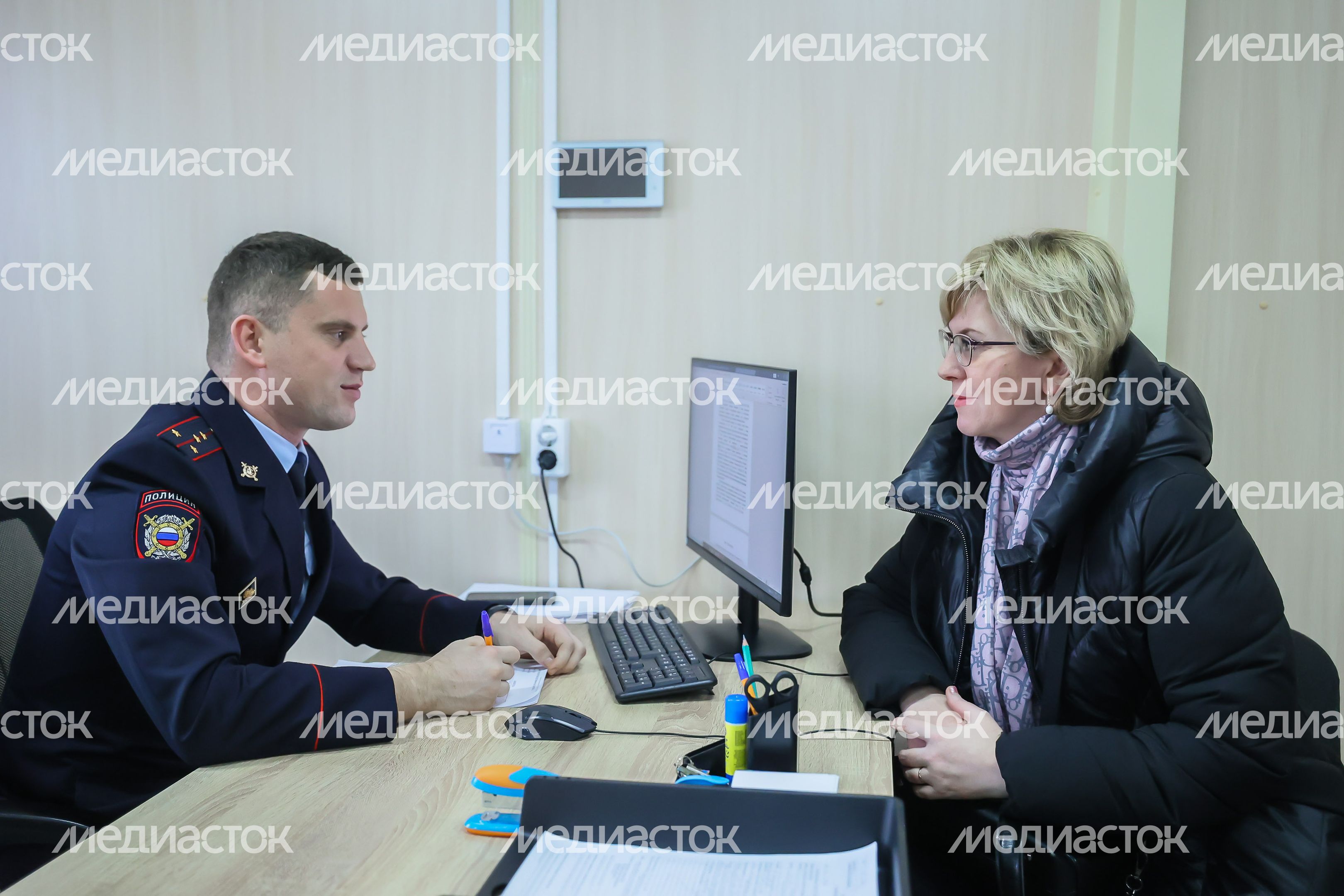 Полицейский и посетитель пункта полиции в Котельниках
