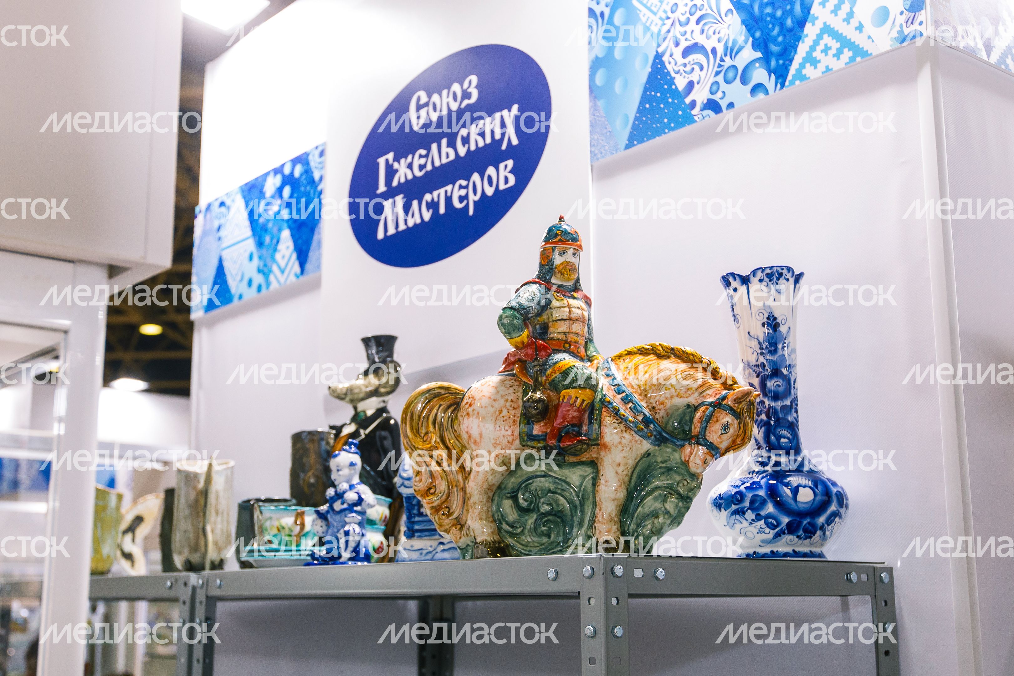 Стенд гжельского промысла на выставке народных художественных промыслов «Ладья. Зимняя сказка 2024» Стенд гжельского промысла на выставке народных художественных промыслов «Ладья. Зимняя сказка 2024»