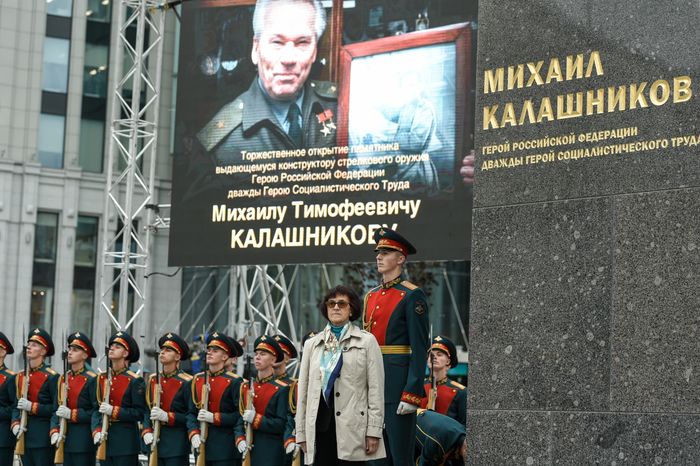 В Москве торжественно открыли памятник Михаилу Калашникову