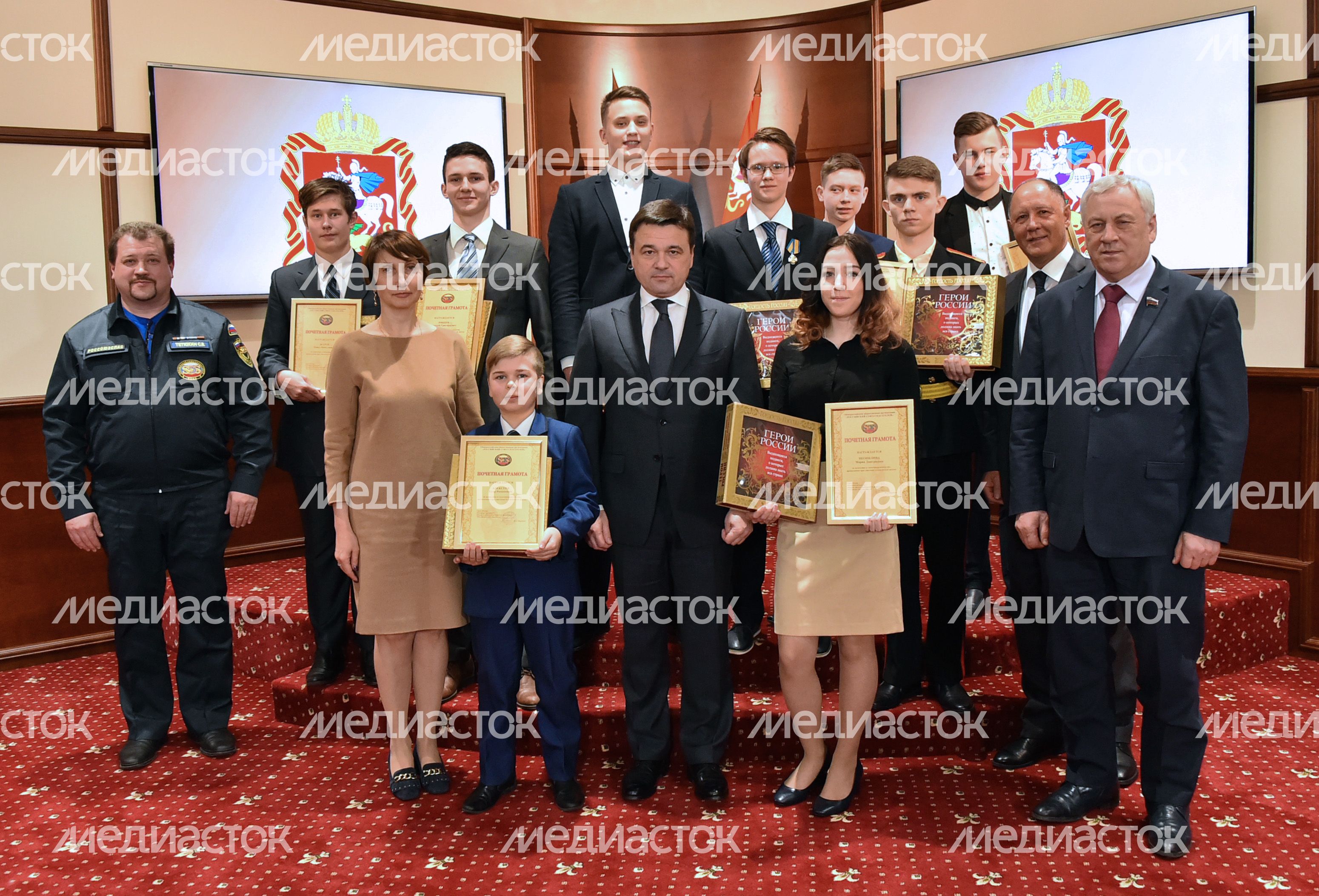 Награждение медалями и грамотами подмосковных детей‑героев