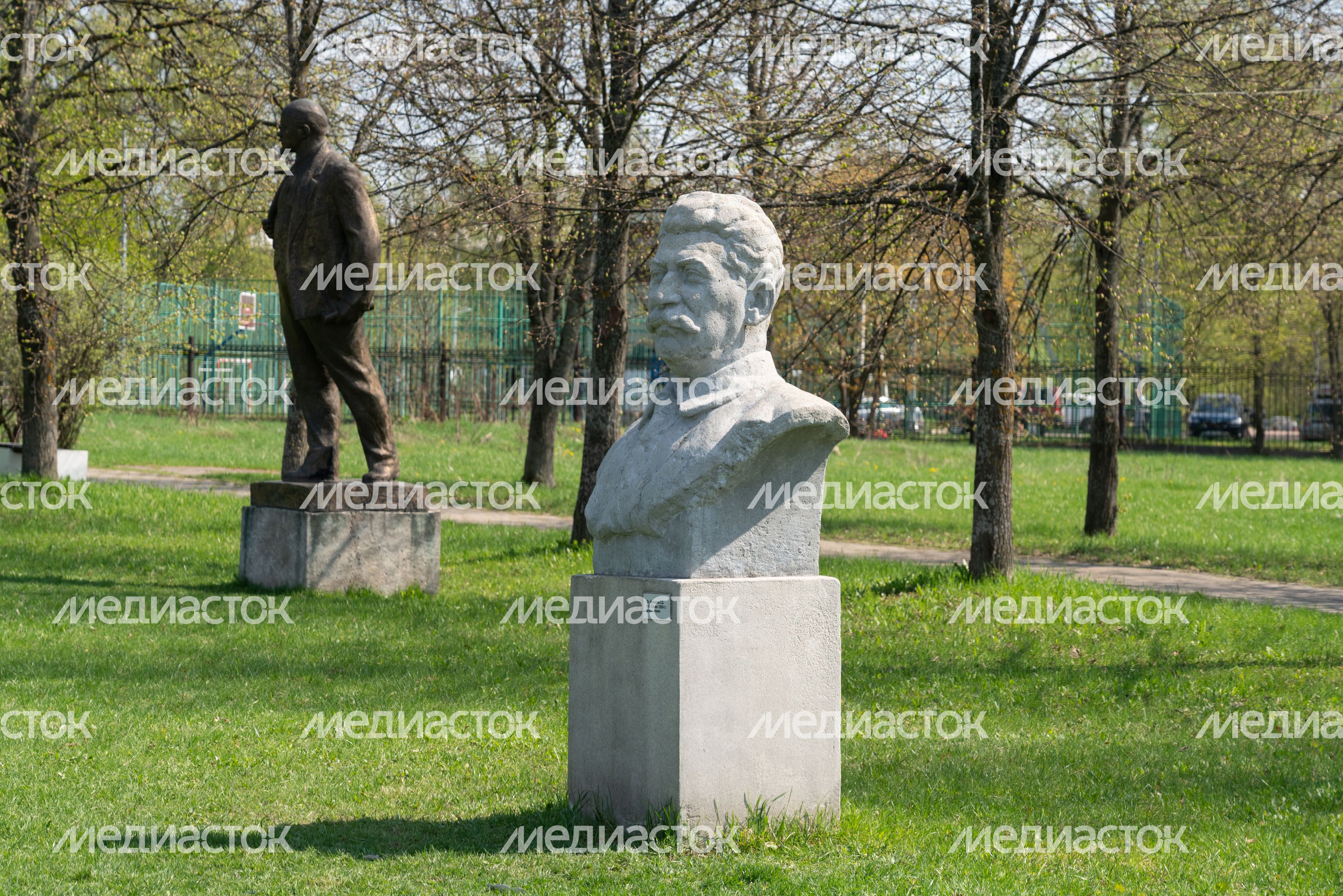 Бюсты Ленина и других коммунистов 