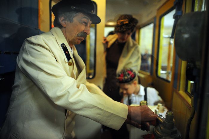 Выставка ретро-вагонов в честь 80-летия Московского метрополитена