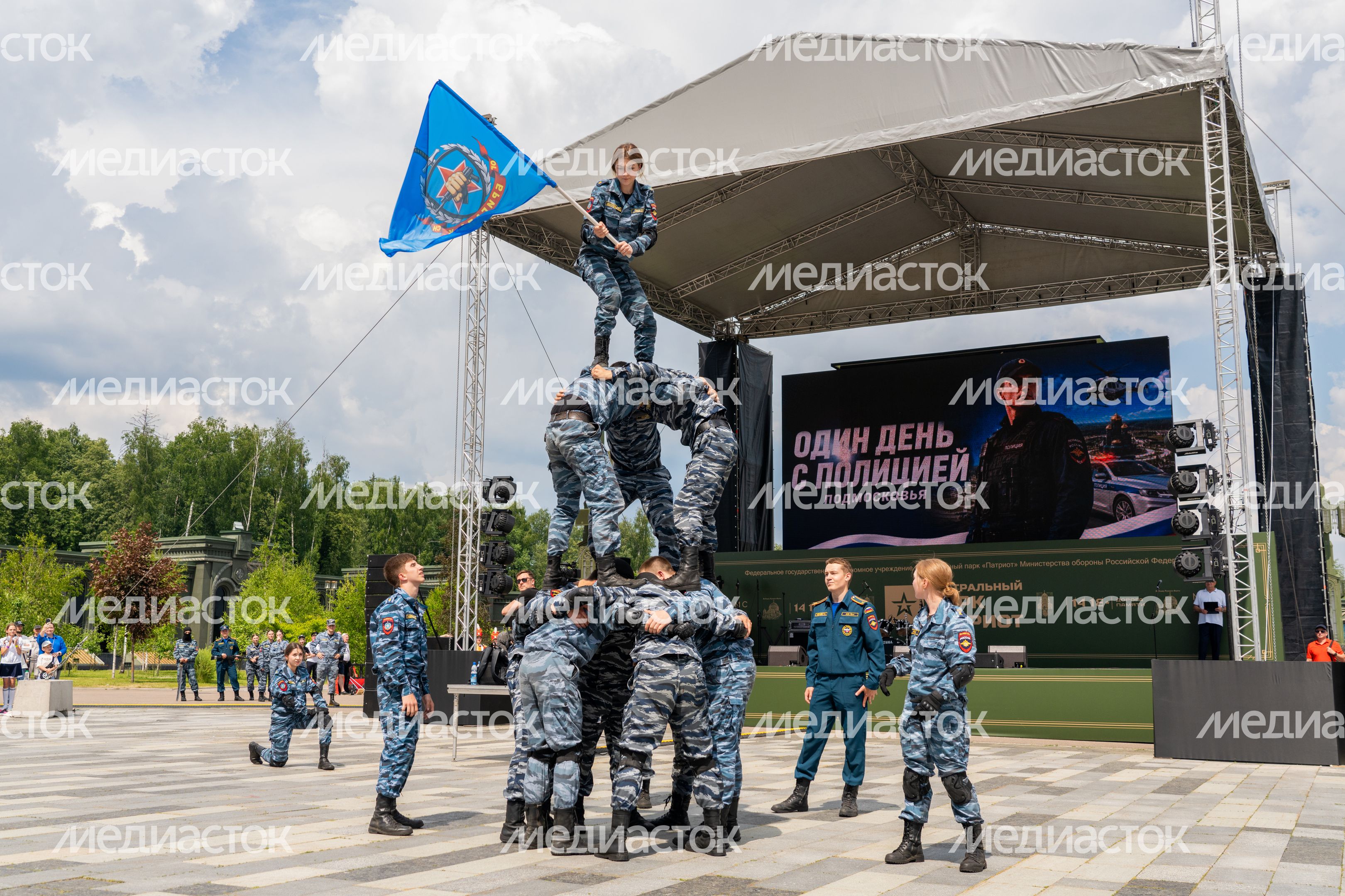 Показательные выступления специального полка полиции с демонстрацией боевых приемов борьбы Показательные выступления специального полка полиции с демонстрацией боевых приемов борьбы