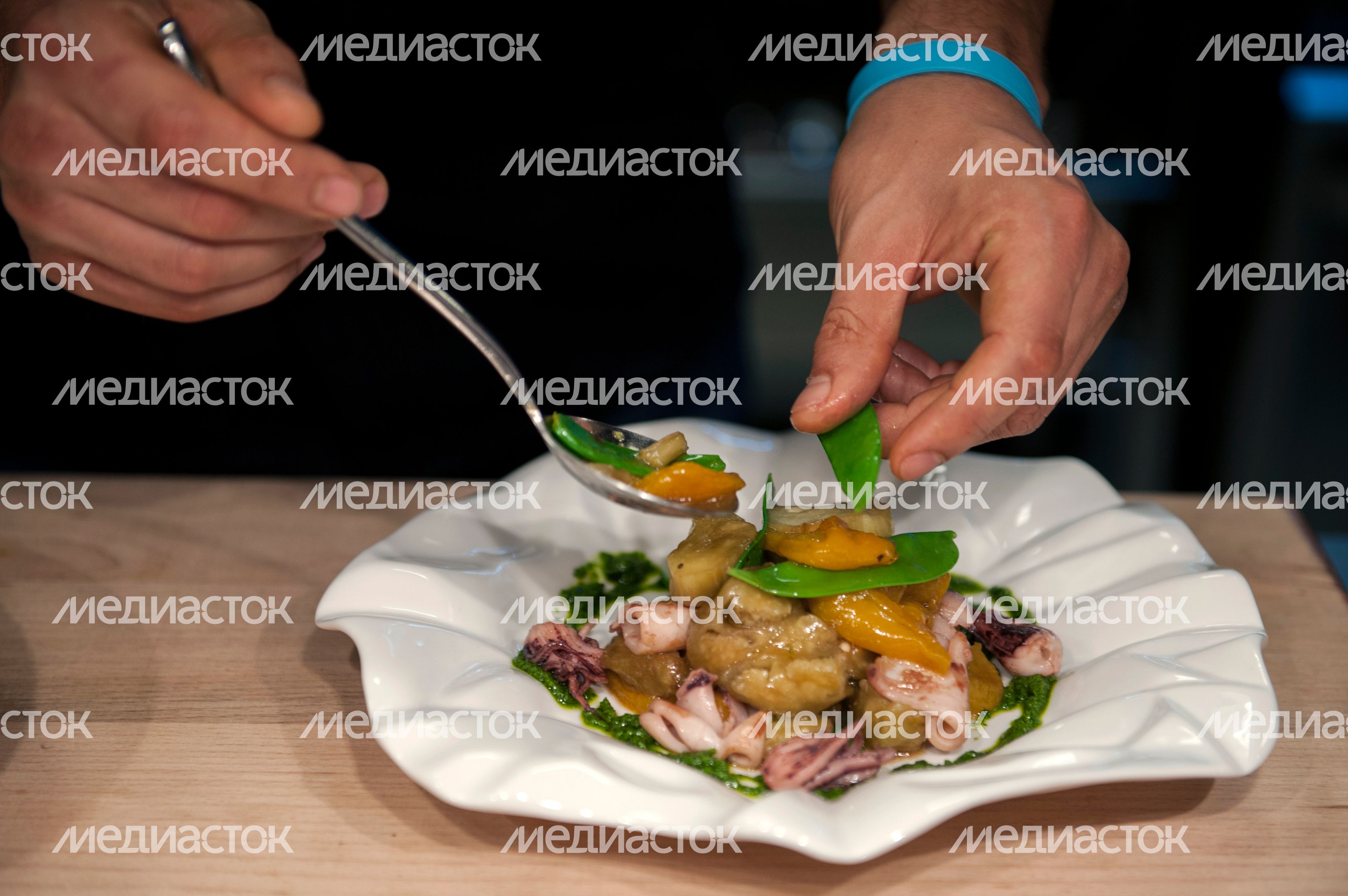 Приготовление салата с кальмарами и овощами на гриле