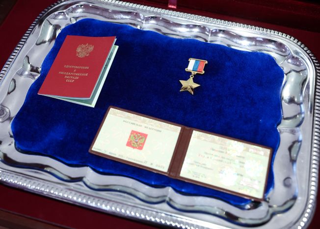 Родственникам легендарного лётчика Николая Терёхина передали "Золотую Звезду" Героя России
