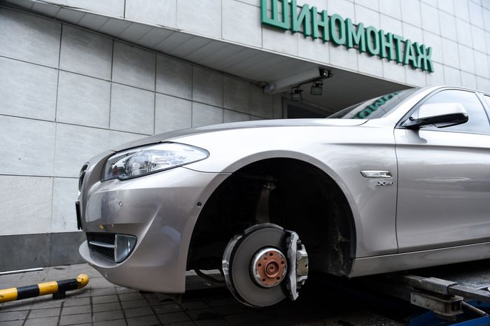 Работа шиномонтажной мастерской перед началом зимнего сезона