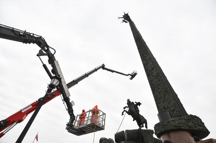 Промывка после зимы Монумента Победы на Поклонной горе в Москве