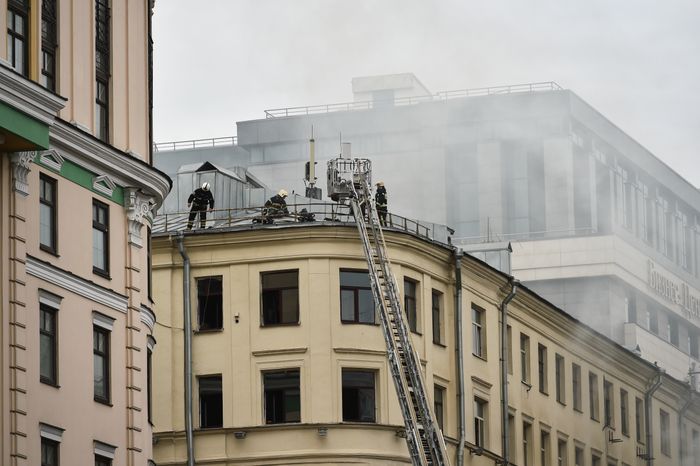 Пожар в реставрируемом здании на Тверской улице в Москве