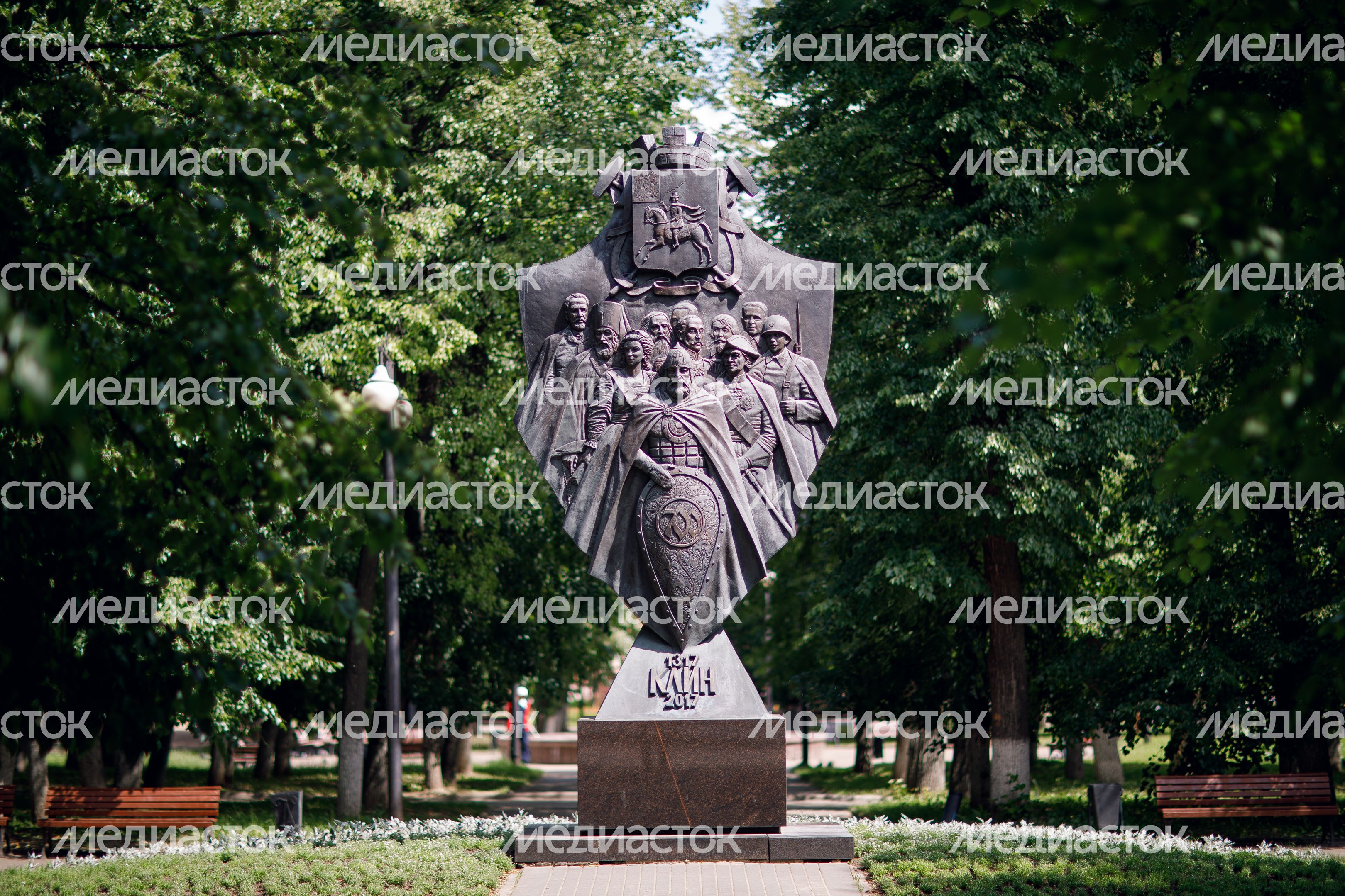 Памятник в честь 700-летия Клина