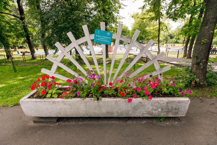 Клумба в летнем парке «Костино» в Королеве