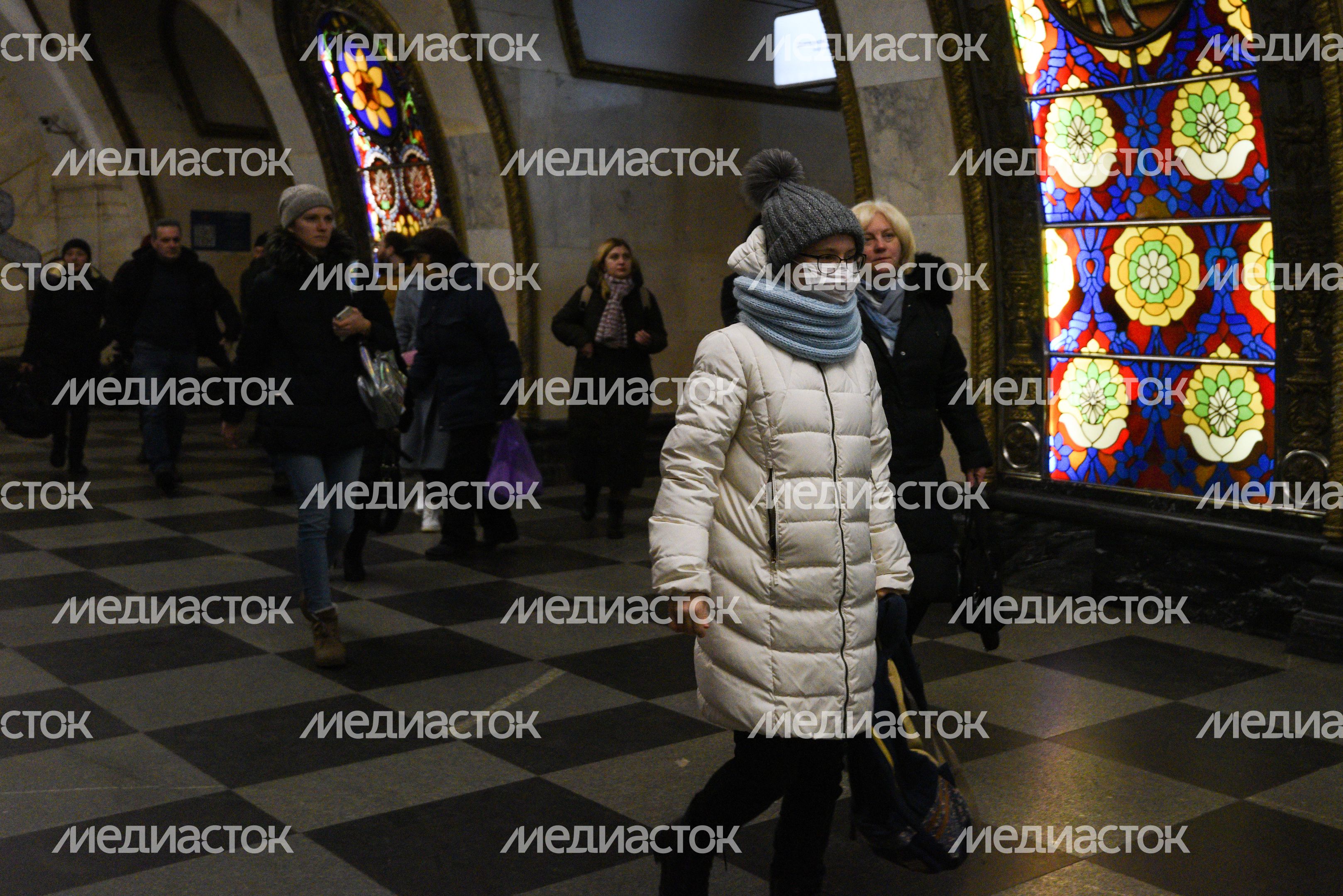 Люди в масках в период эпидемии коронавируса
