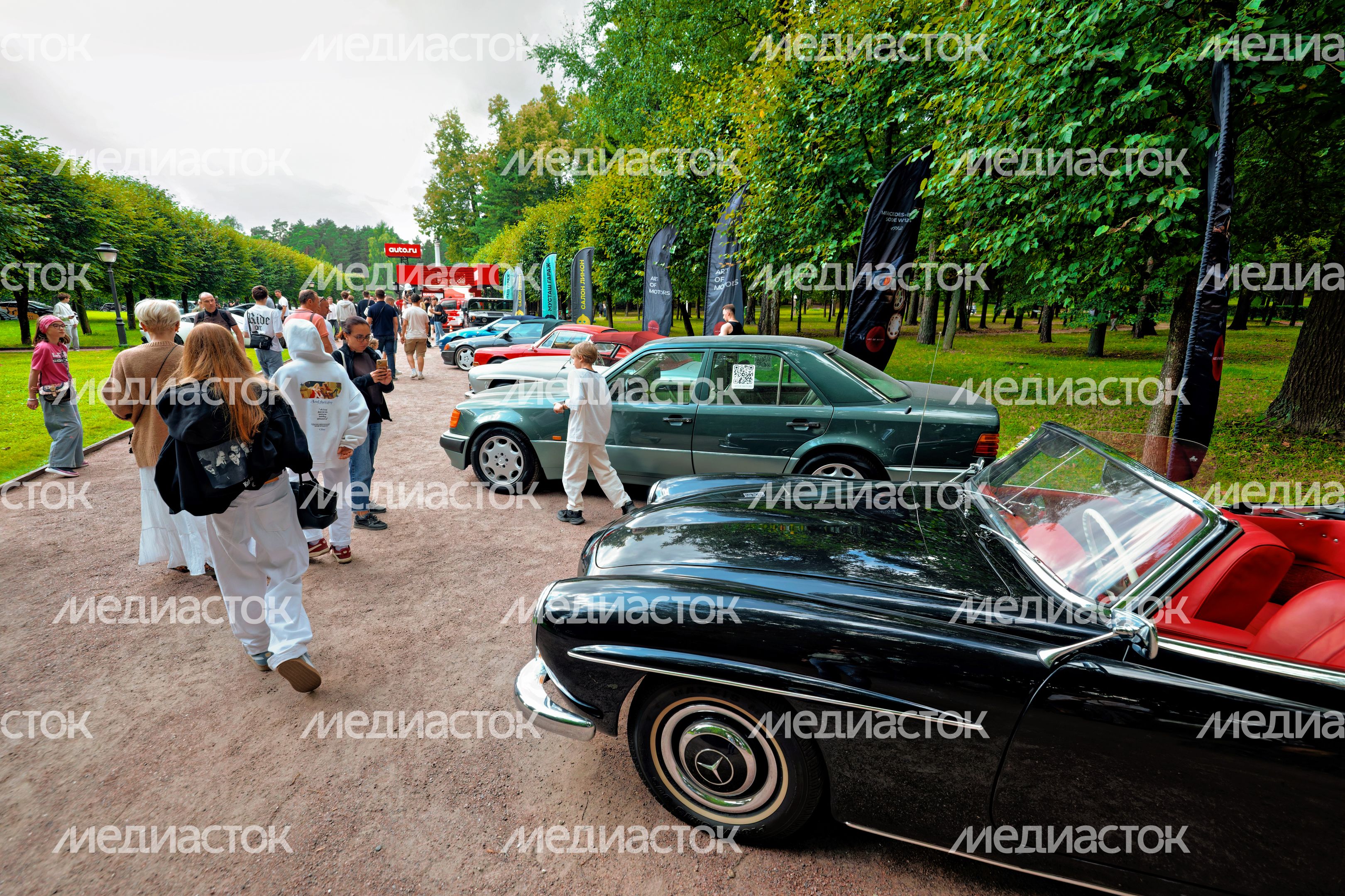 Ретроавтомобили и суперкары на автофестивале «Автовыходные в Архангельском» в округе Красногорск