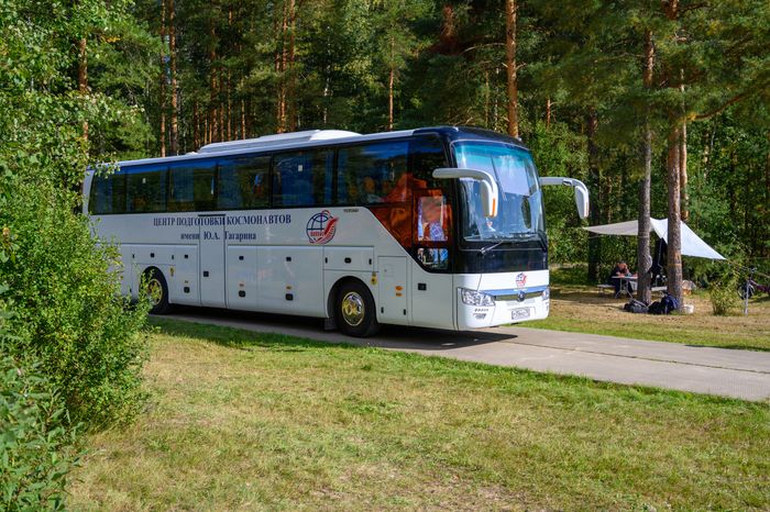 Автобус Центра подготовки космонавтов привез космонавтов на тренировку по действиям после посадки на воду в Ногинске
