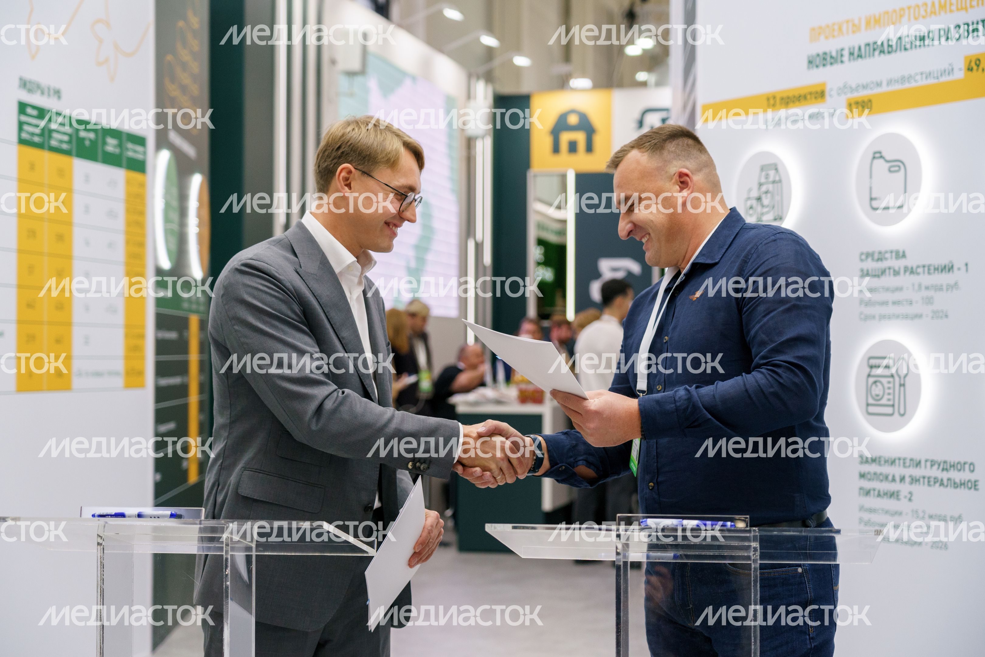 Министр сельского хозяйства Московской области Сергей Двойных с гендиректором АО "Пром продукт" Евгением Бойко Министр сельского хозяйства Московской области Сергей Двойных с гендиректором АО "Пром продукт" Евгением Бойко