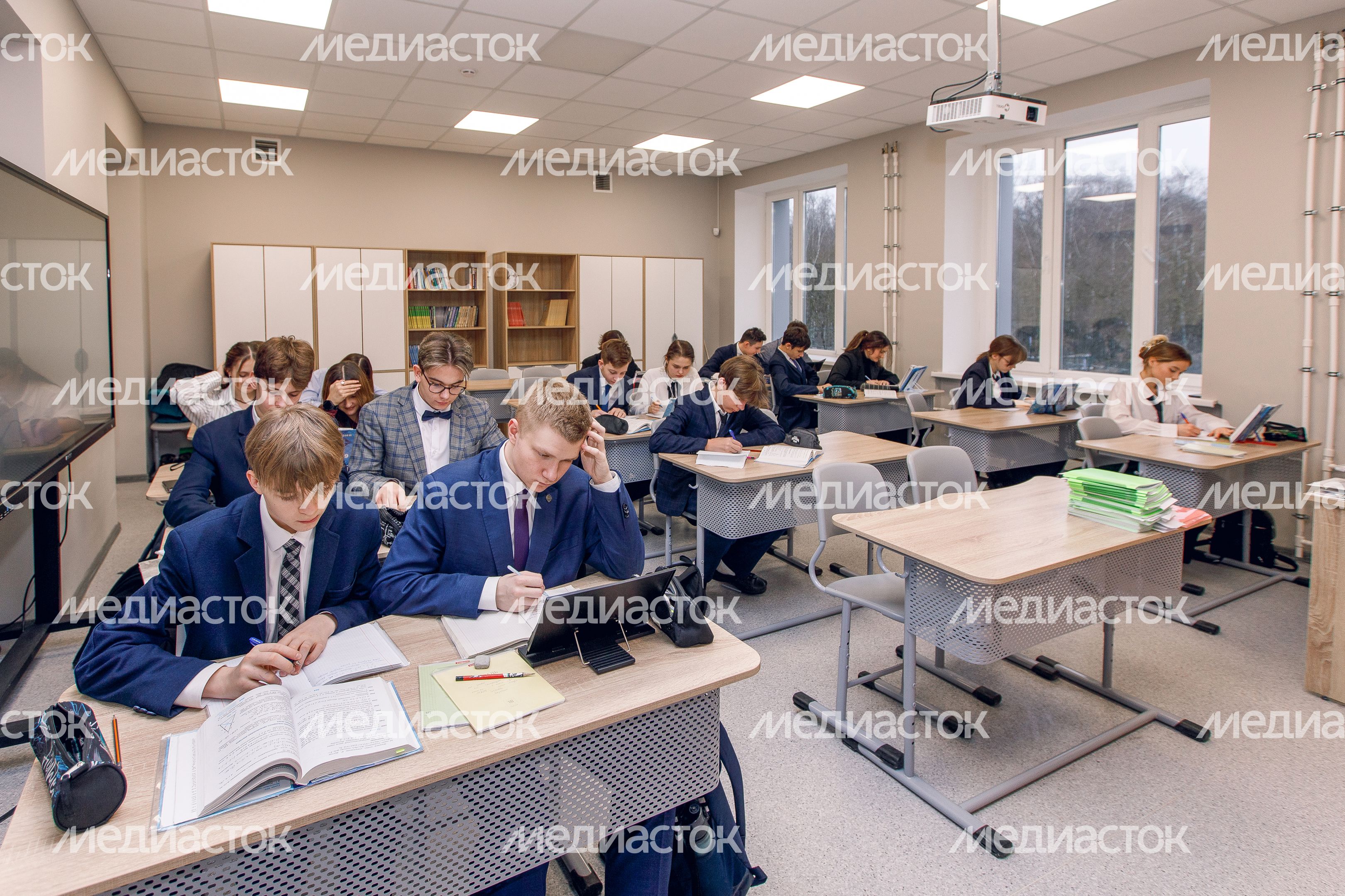 Лобненский лицей переехал в обновленное здание Лобненский лицей переехал в обновленное здание