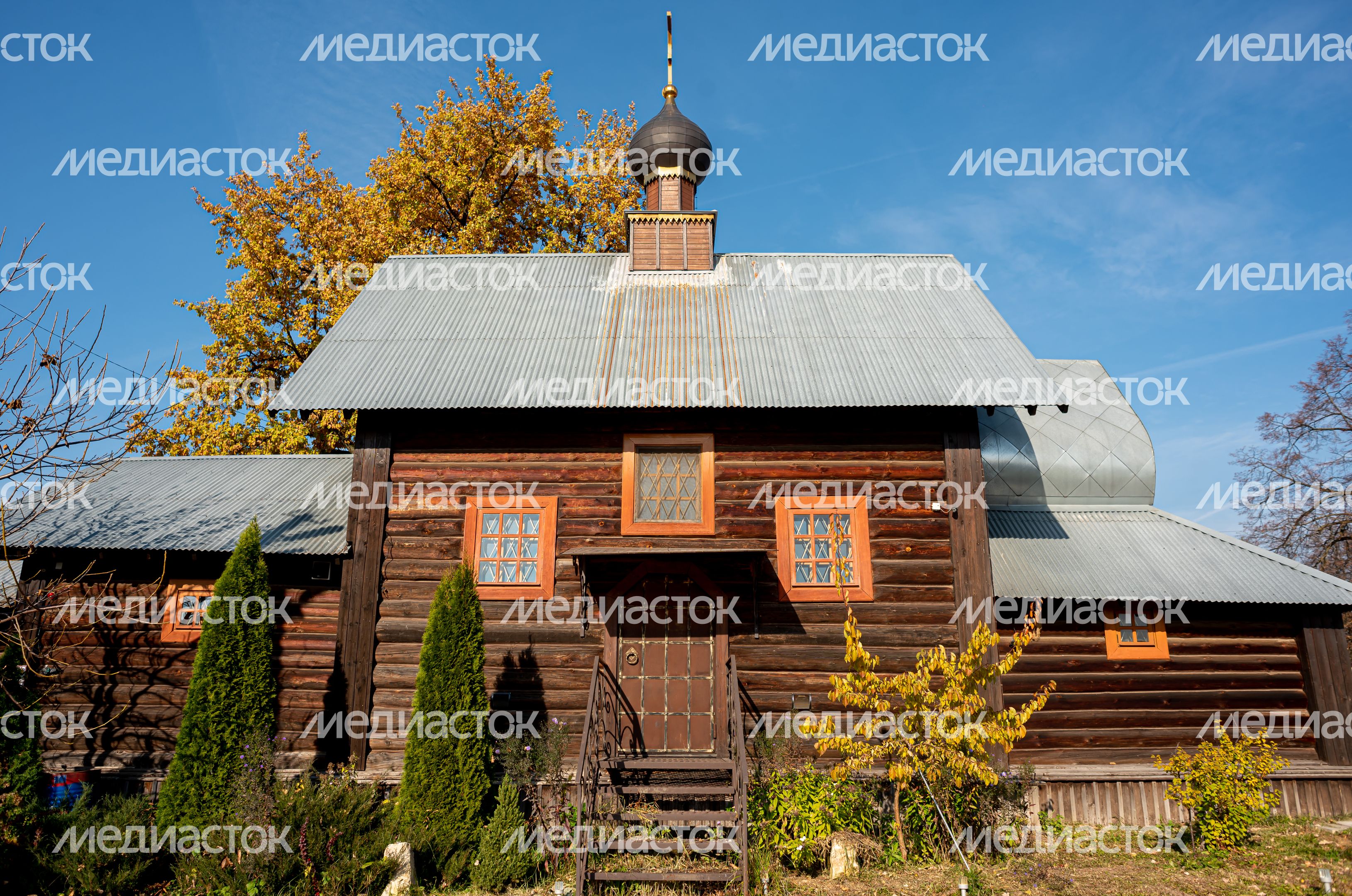 Осенние виды Церкви Иоанна Златоуста в Козино