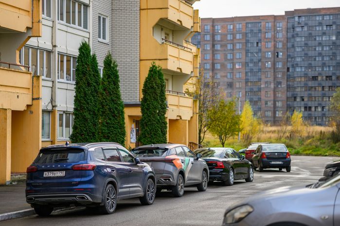 Парковка во дворе многоквартирного дома в микрорайоне Авиационный Домодедово осенью