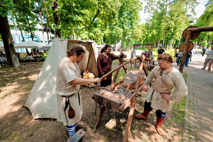 Средневековые ремесла в городе мастеров на Фестивале исторической реконструкции «Наследие предков» в Раменском парке