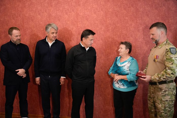 Андрей Воробьев навестил ветерана СВО Дениса Лелькова и вручил ему медаль "За храбрость" II степени
