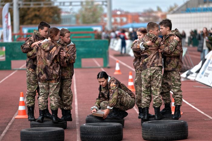 Слаженность в прохождении полосы препятствий показали школьники в военно-патриотической игре «Наследники Победы»