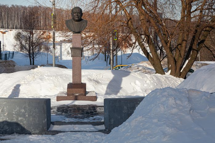 Бюст почетного гражданина города Дзержинский Н.Н. Лазурина на Лазуринском бульваре