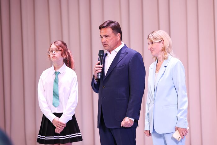 Андрей Воробьев посетил торжественную линейку в новой зарайской школе
