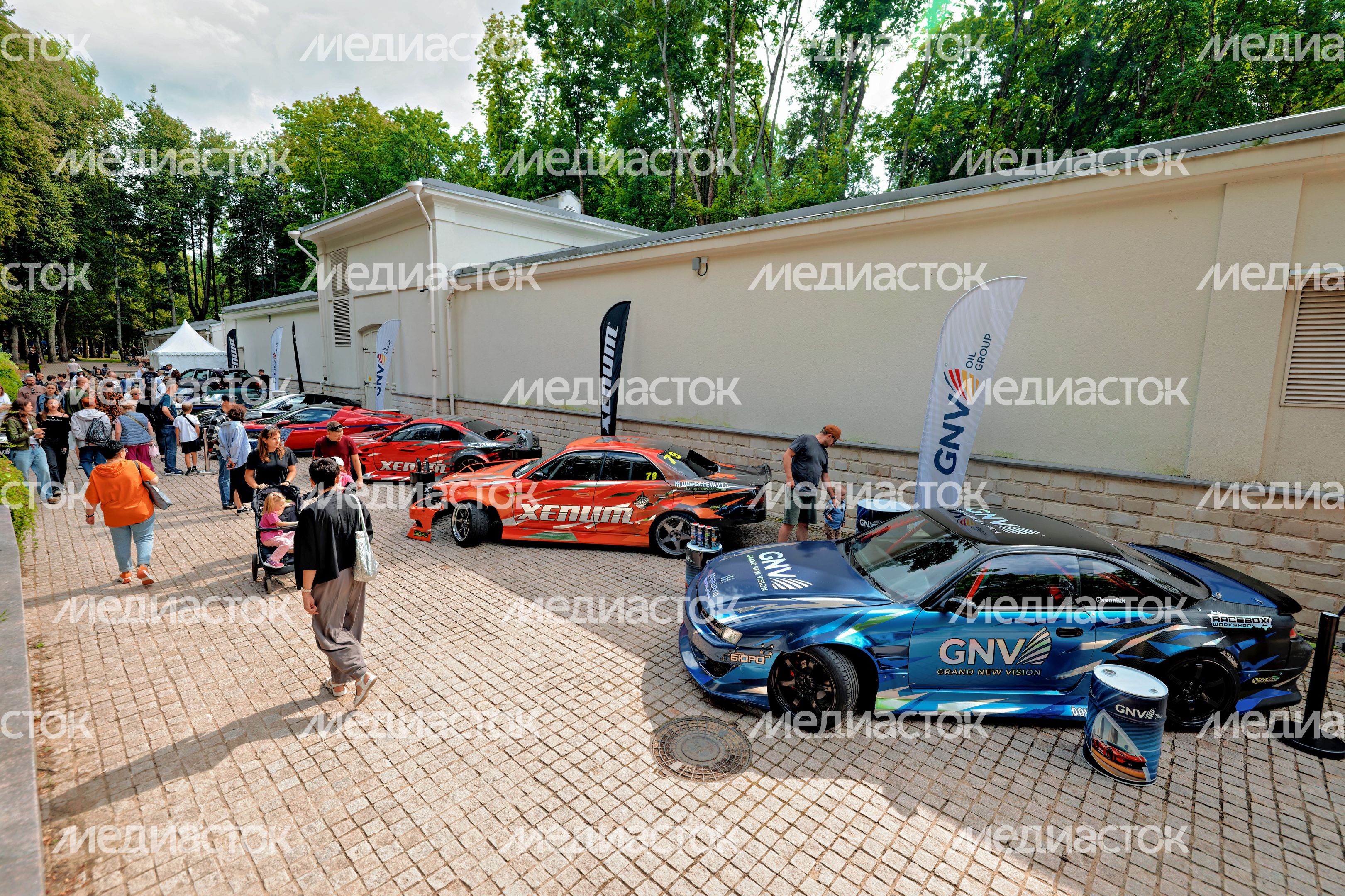 Ретроавтомобили и суперкары на автофестивале «Автовыходные в Архангельском» в округе Красногорск