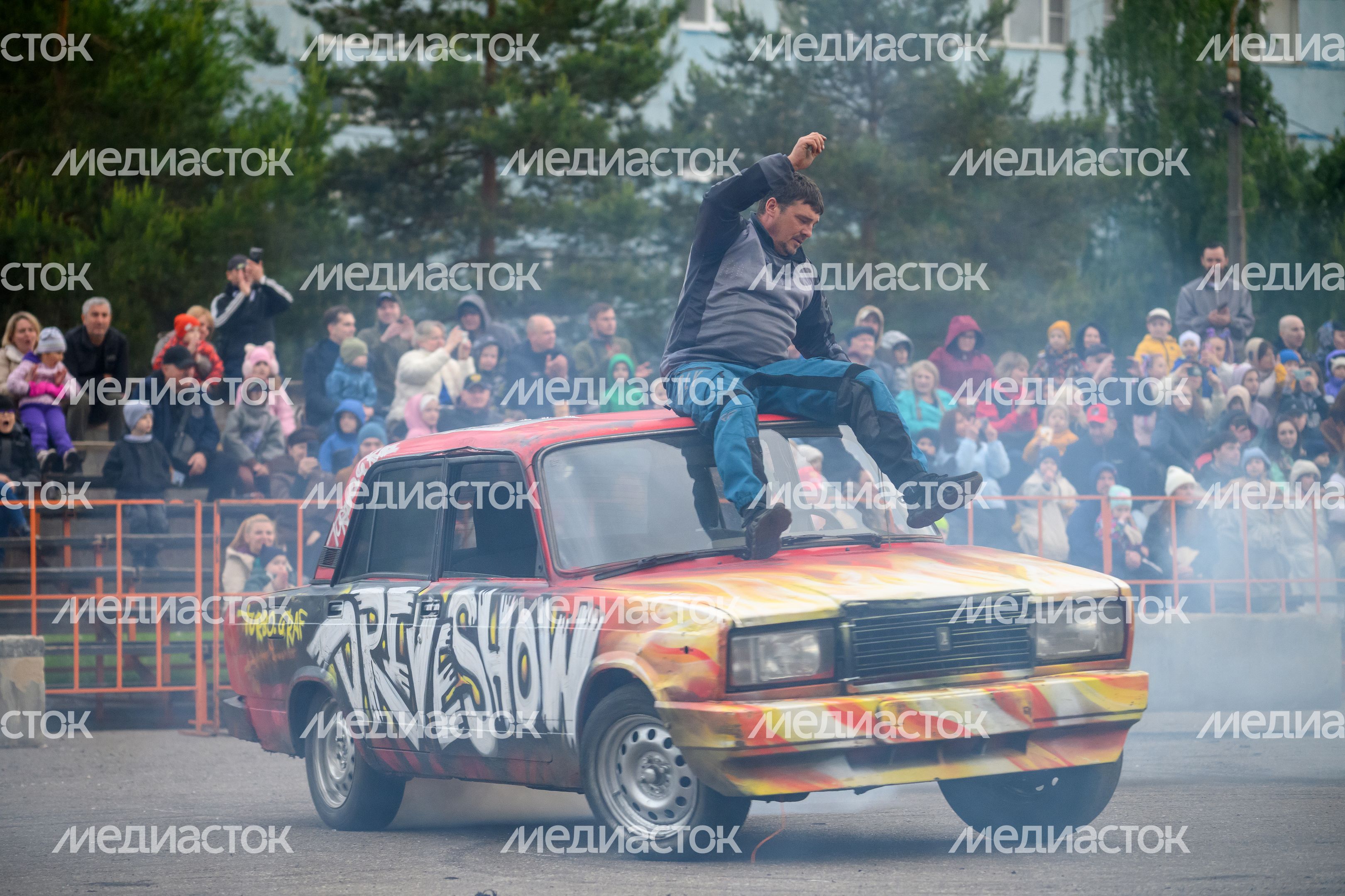 Экстремальная программа, яркие эмоции, адреналин и безумные трюки на автомобилях на шоу каскадеров в Чехове Экстремальная программа, яркие эмоции, адреналин и безумные трюки на автомобилях на шоу каскадеров в Чехове