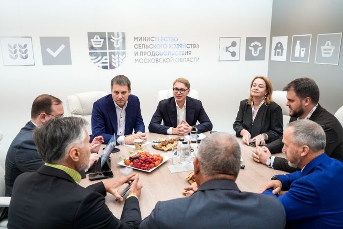 Вячеслав Духин подписывает соглашение о сотрудничестве с предприятием "КБ Русь"