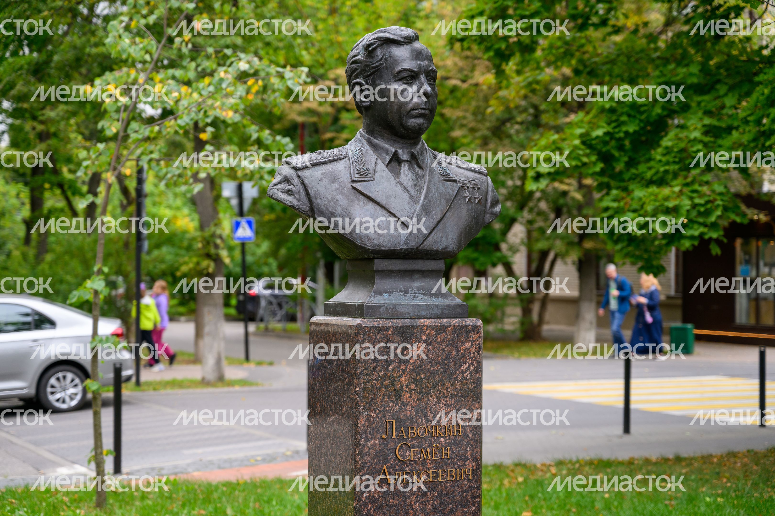 Бюст Семена Алексеевича Лавочкина на аллее «Создатели авиации России» в Жуковском Бюст Семена Алексеевича Лавочкина на аллее «Создатели авиации России» в Жуковском