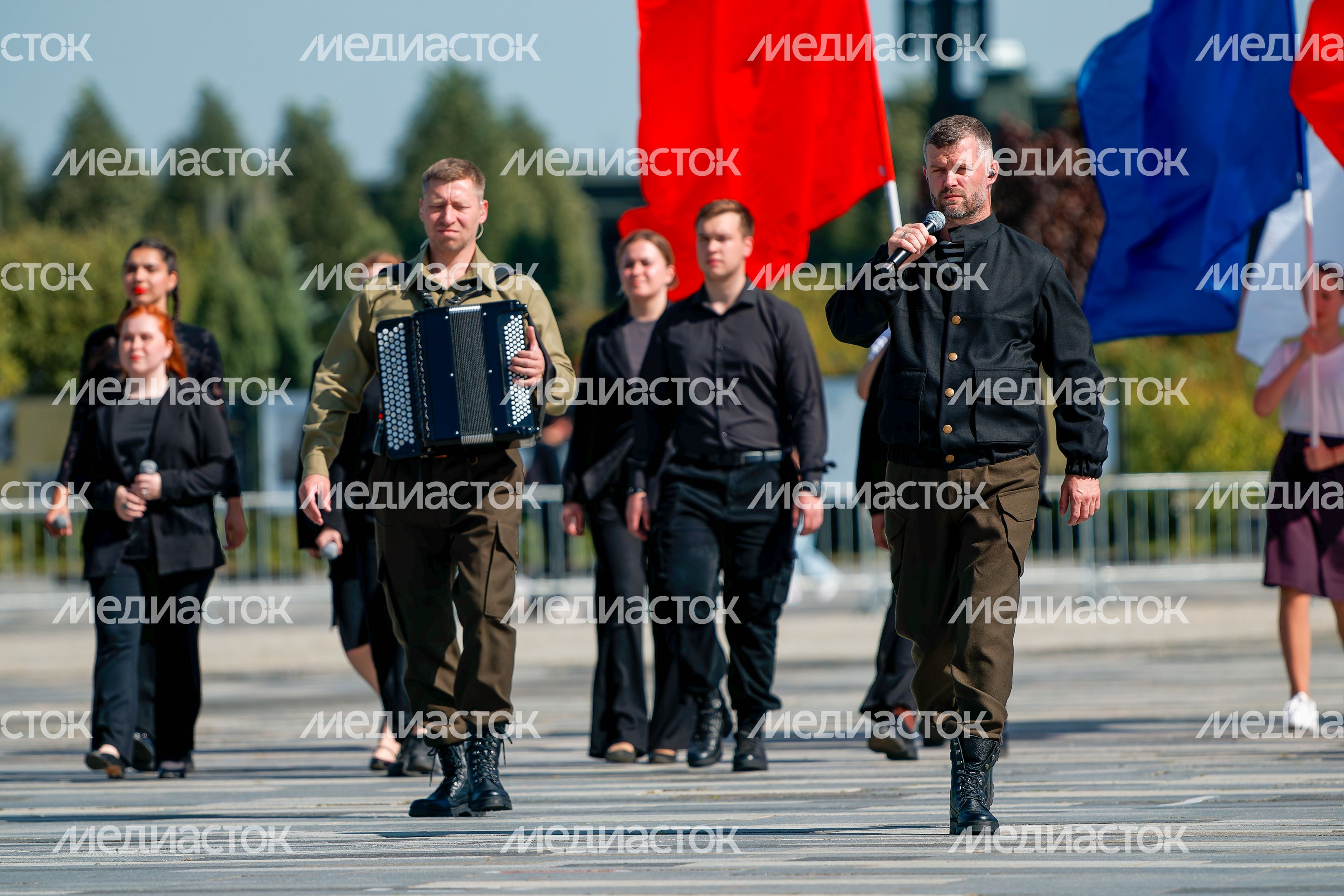 Выступление творческих коллективов на военно-музыкальном фестивале «Спасская башня» у Главного храма ВС РФ