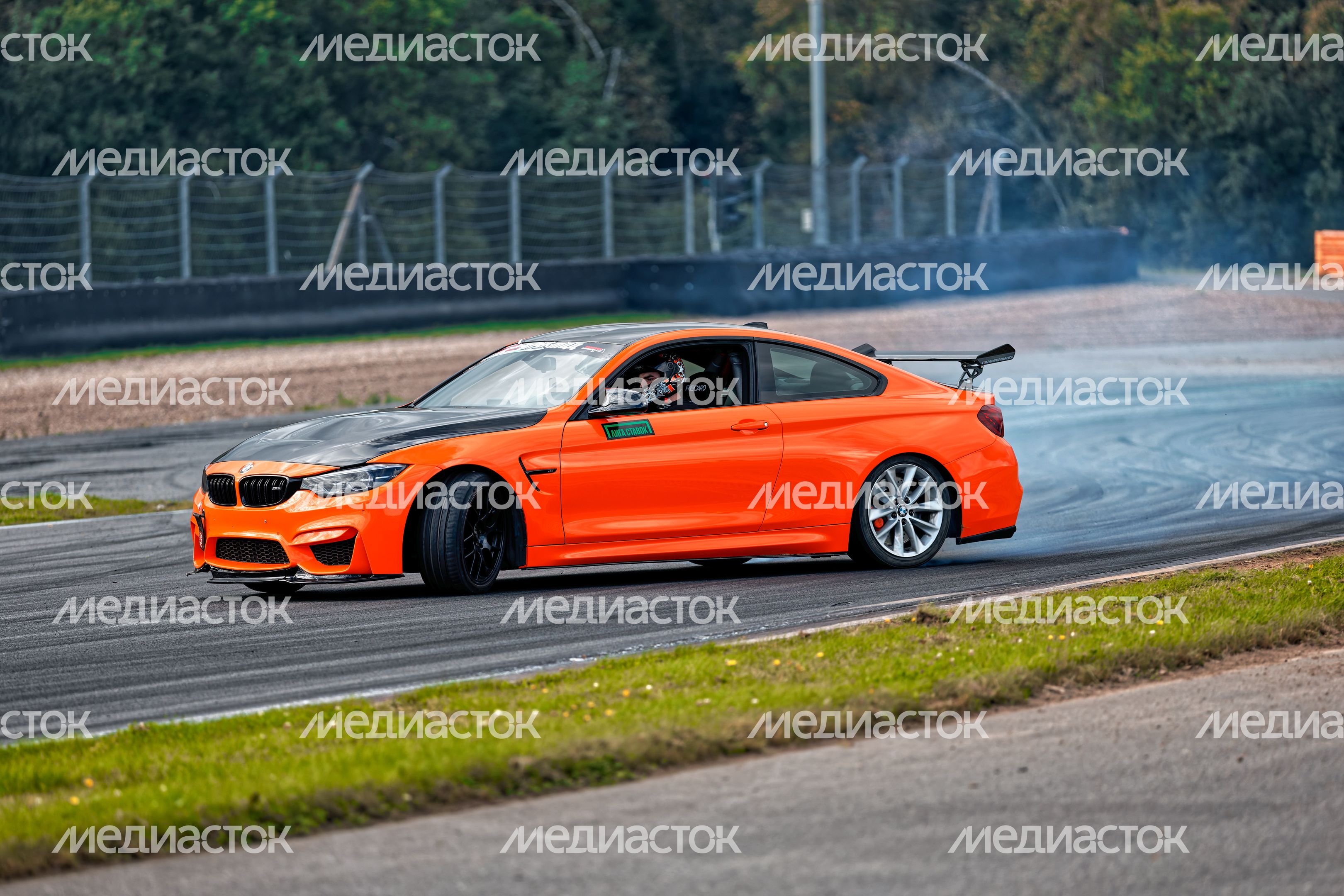 Дрифт-гонка автомобилей по автодрому Moscow Raceway на фестивале «Дрифт Экспо» в Волоколамске