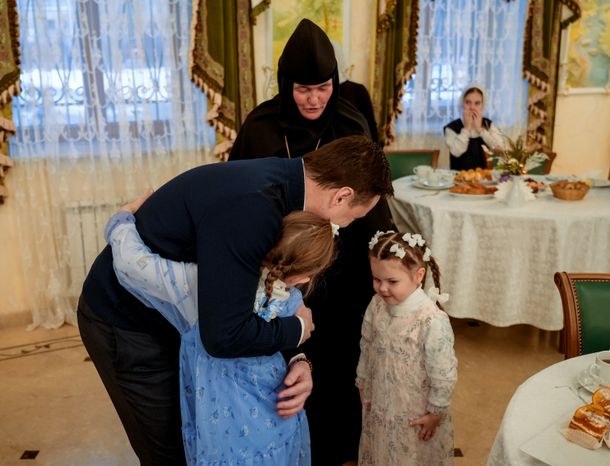 Андрей Воробьев поздравил с Новым годом воспитанниц детского приюта при Покровском монастыре