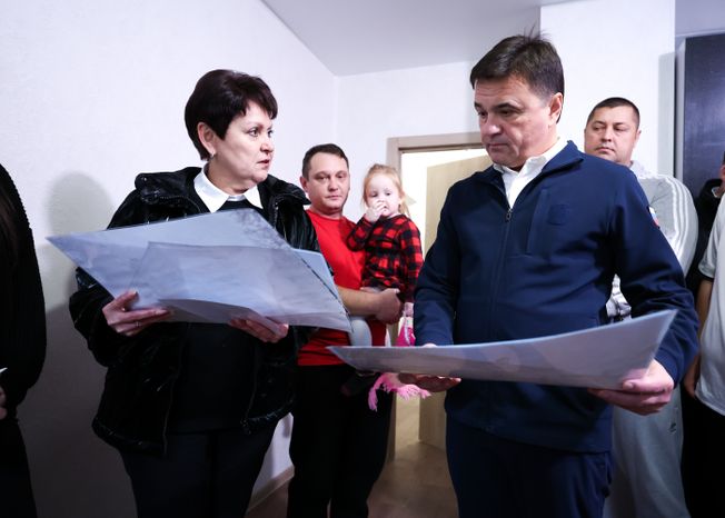 Андрей Воробьев навестил волоколамских новоселов, переехавших из аварийного жилья