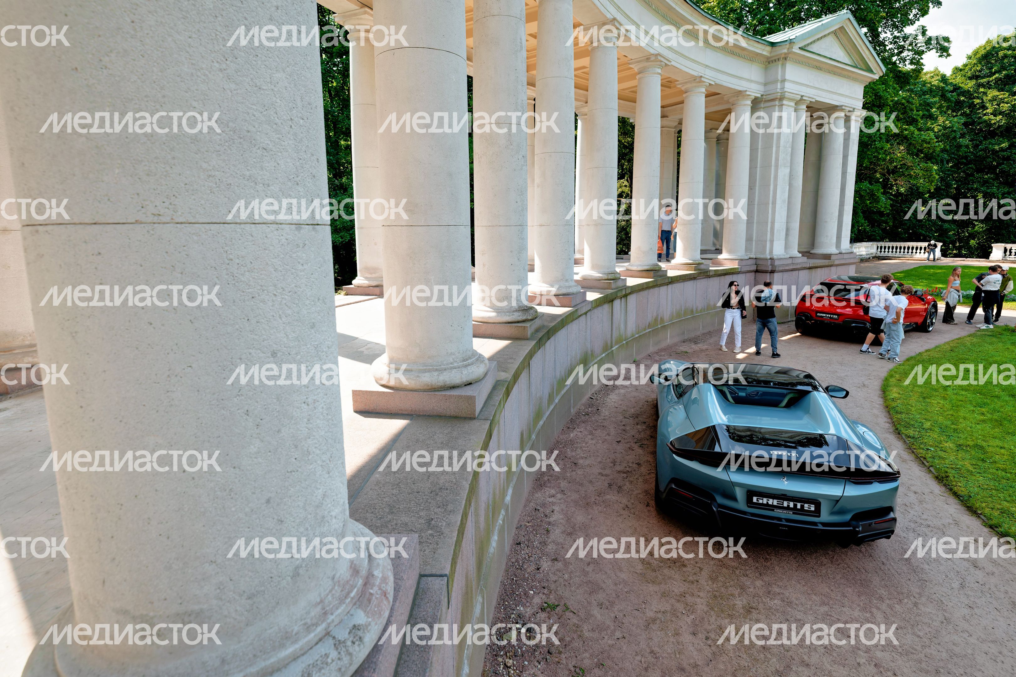 Ретроавтомобили и суперкары на автофестивале «Автовыходные в Архангельском» в округе Красногорск
