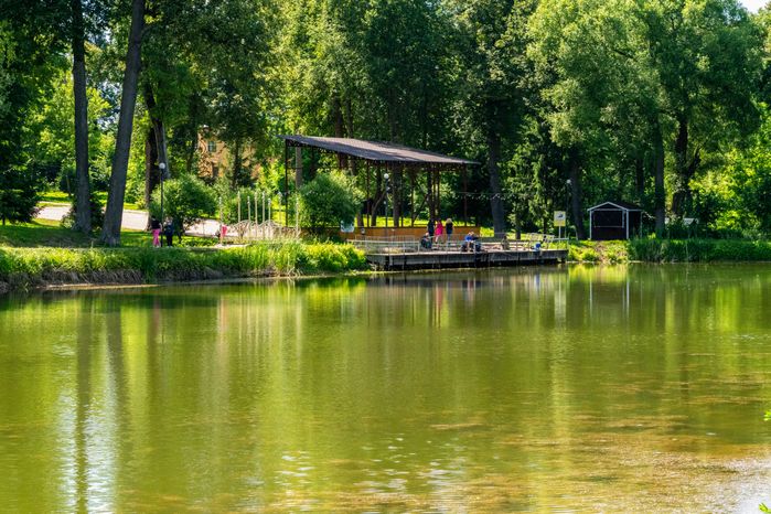 Рыбалка в городском парке культуры и отдыха в Чехове летом