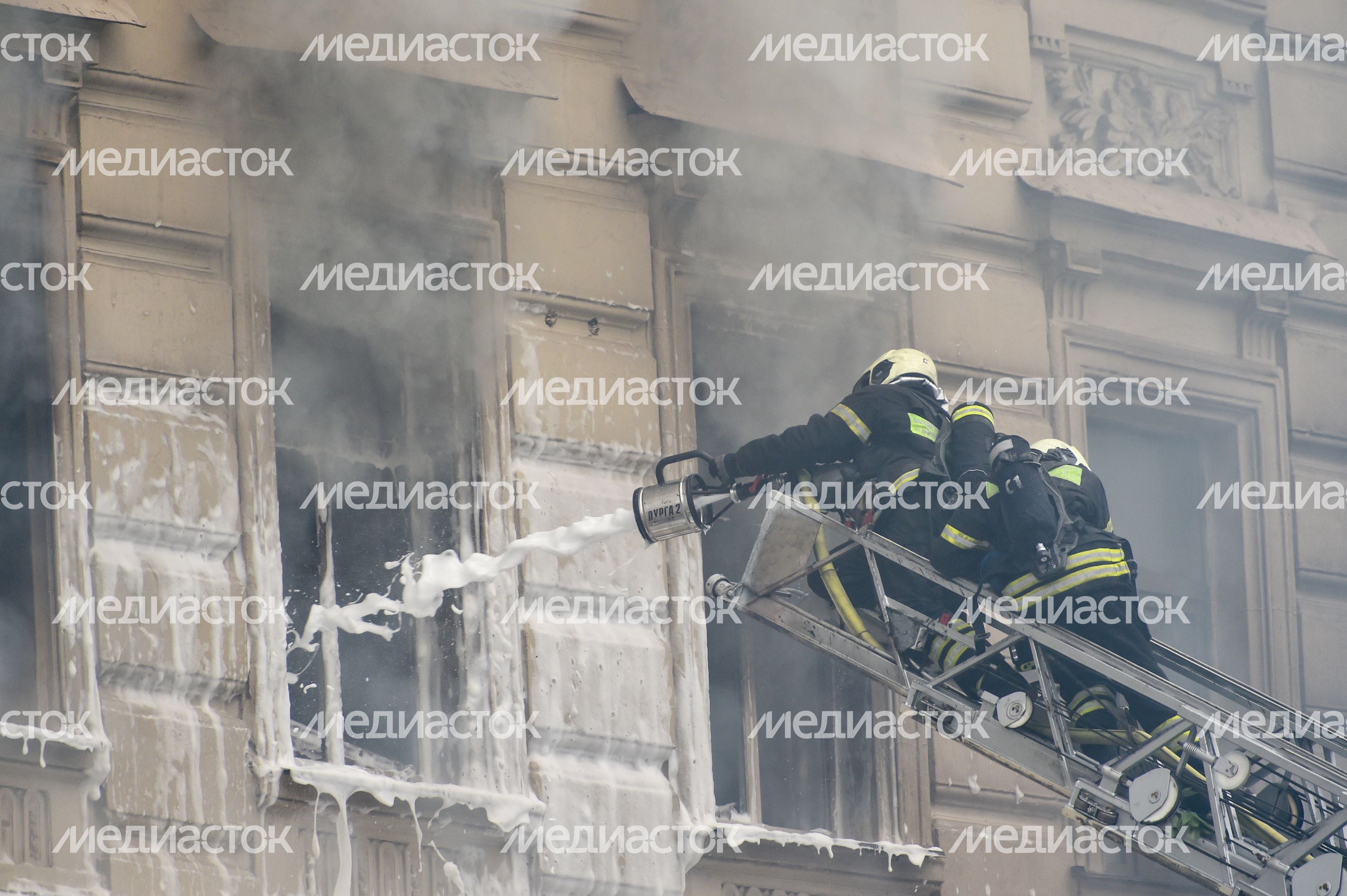 Пожар в реставрируемом здании на Тверской улице в Москве