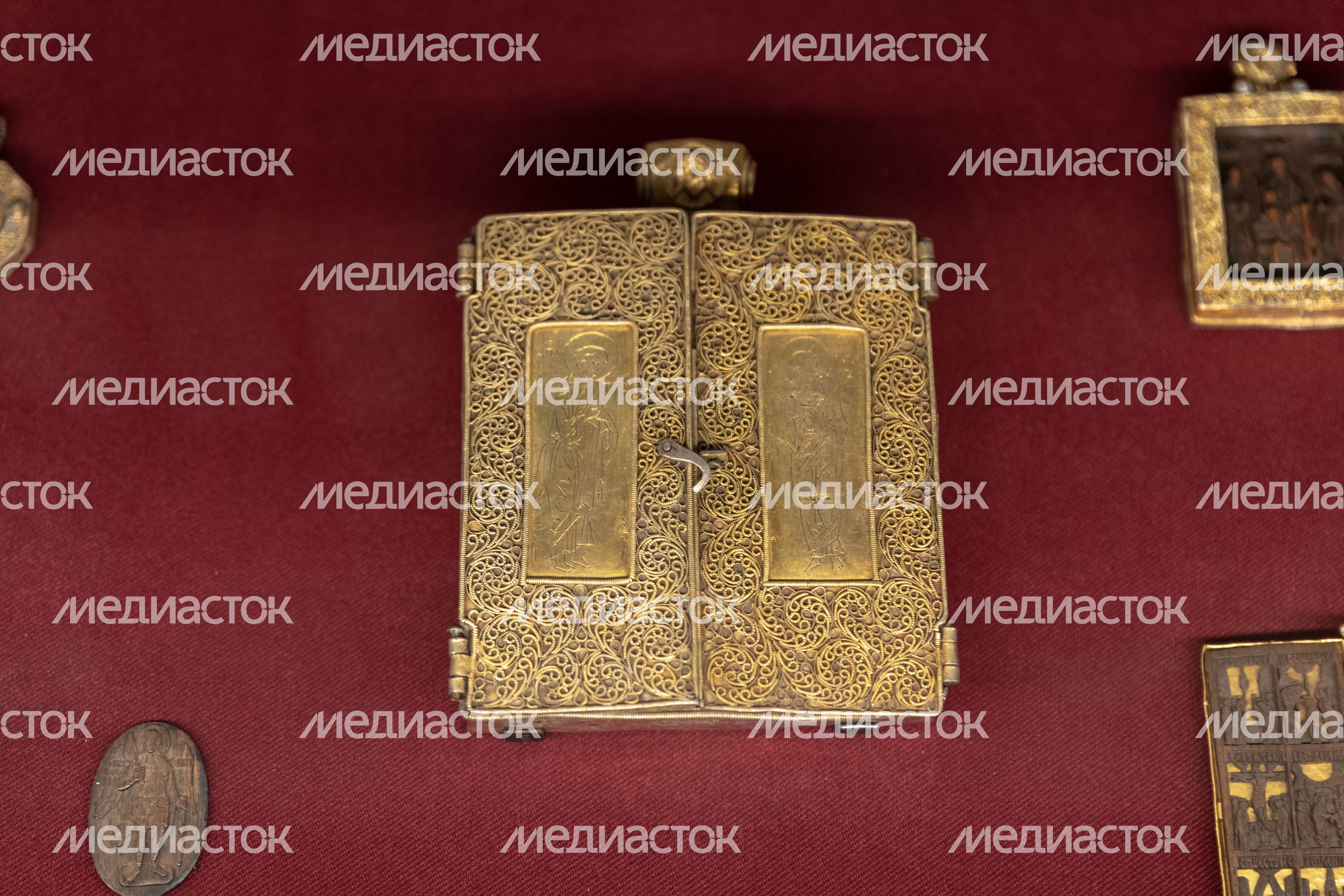 Ризница. Экспозиция Реликвия и сокровища Троице-Сергиева монастыря XI-XVII веков Ризница. Экспозиция Реликвия и сокровища Троице-Сергиева монастыря XI-XVII веков