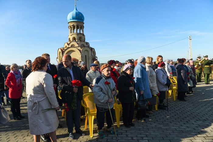 Открытие после реставрации воинского мемориала в деревне Ельня в Подмосковье
