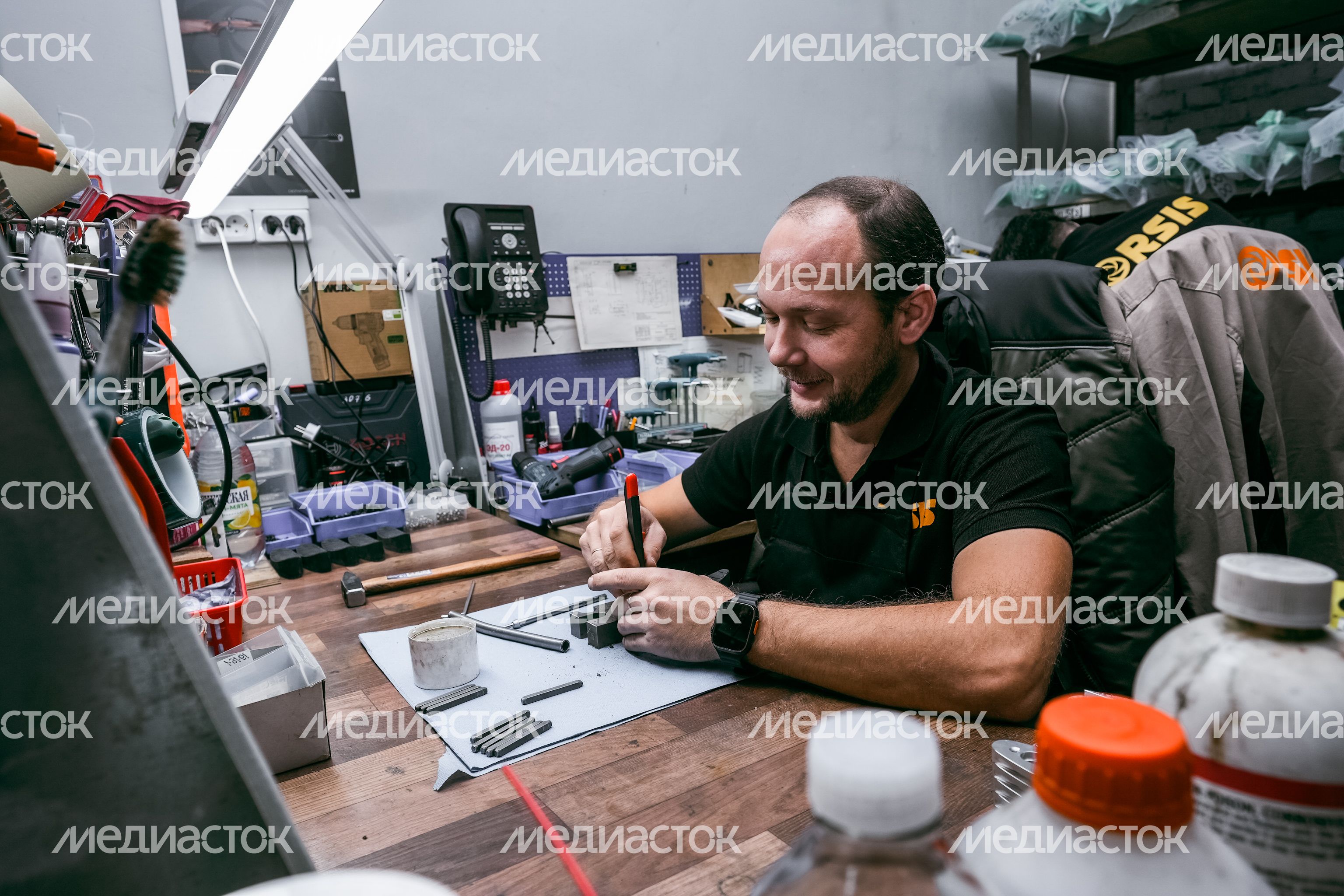 Сборочный цех подмосковного оружейного завода Сборочный цех подмосковного оружейного завода