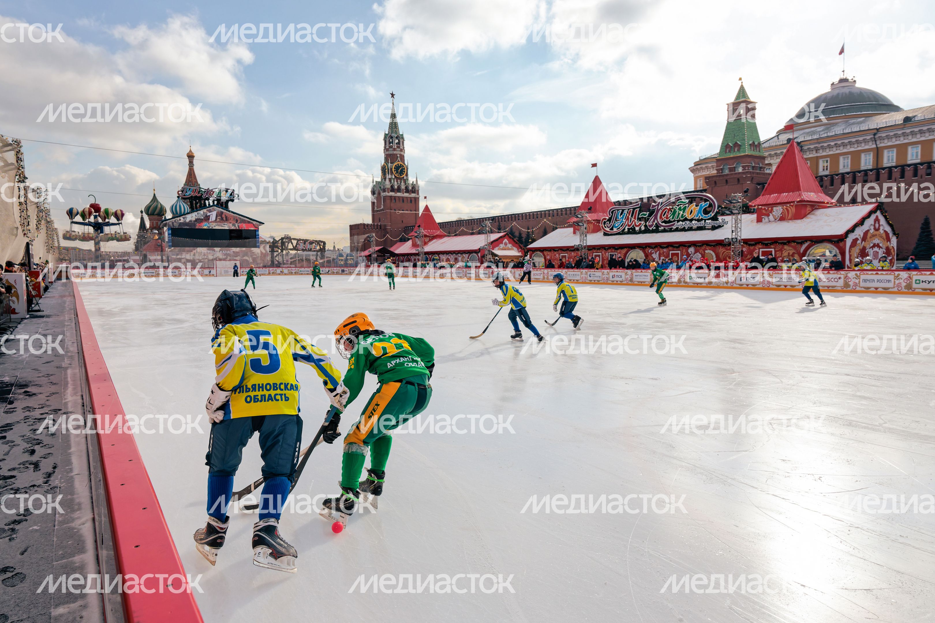 Подмосковные хоккеисты сыграли в матче на Красной площади в Москве Подмосковные хоккеисты сыграли в матче на Красной площади в Москве