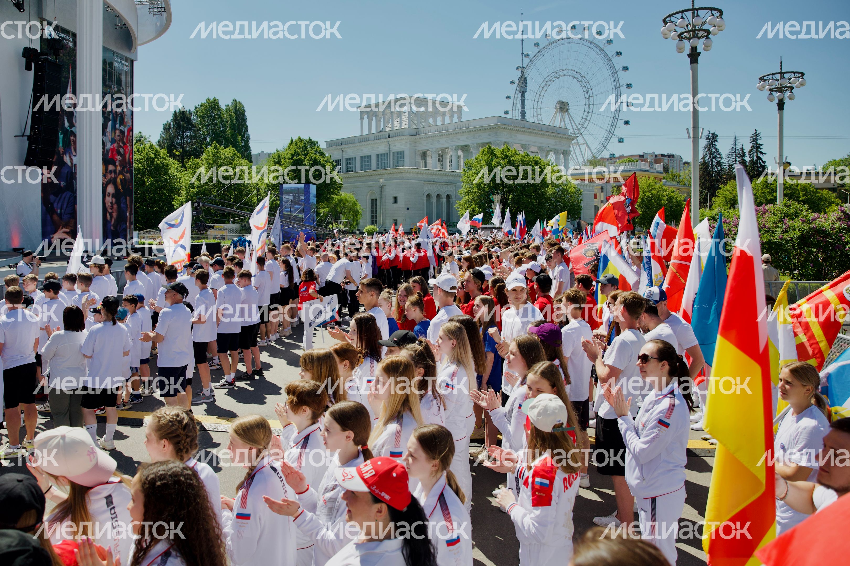 Подмосковные спортсмены с семьями присоединились к параду-шествию на ВДНХ