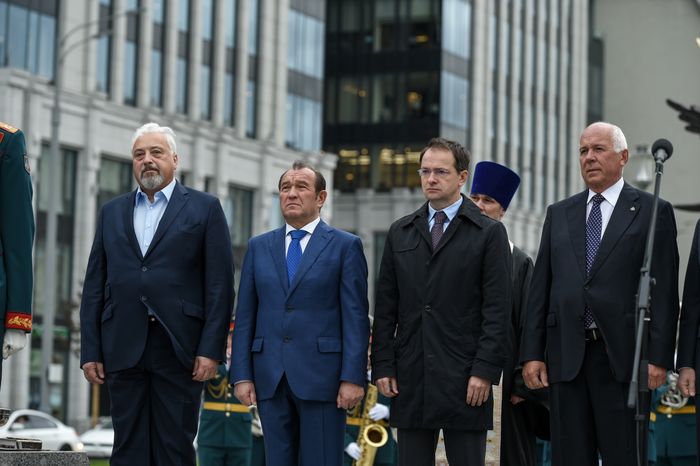 В Москве торжественно открыли памятник Михаилу Калашникову