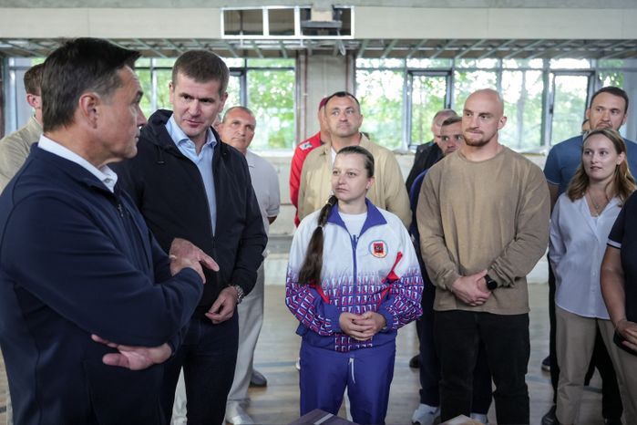 Андрей Воробьев проверил ход работ по реконструкции спортшколы "Феникс" в Ликино-Дулево