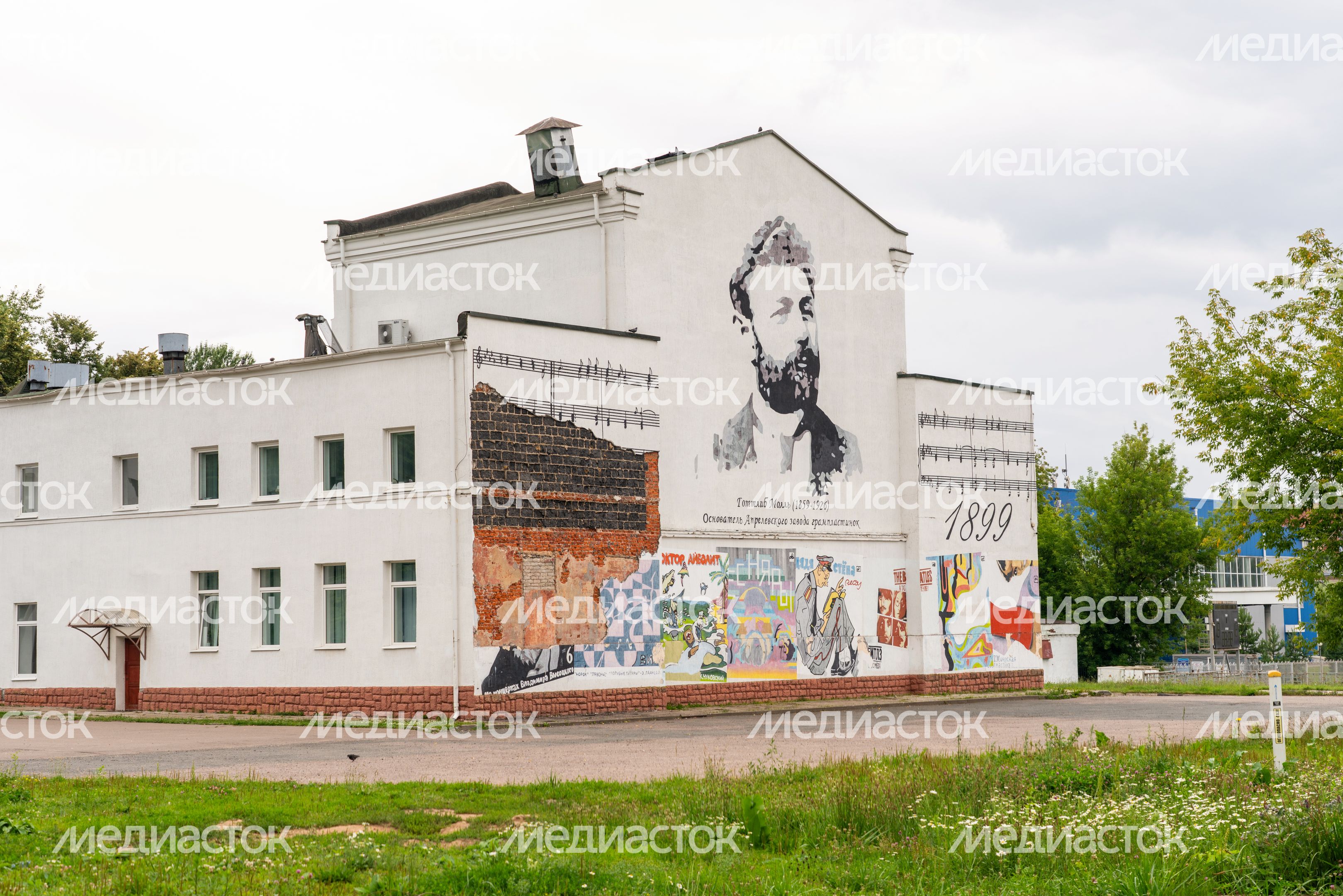 Портрет композитора Петра Чайковского на фасаде Дворца культуры у Центрального парка Апрелевки Наро-Фоминского округа